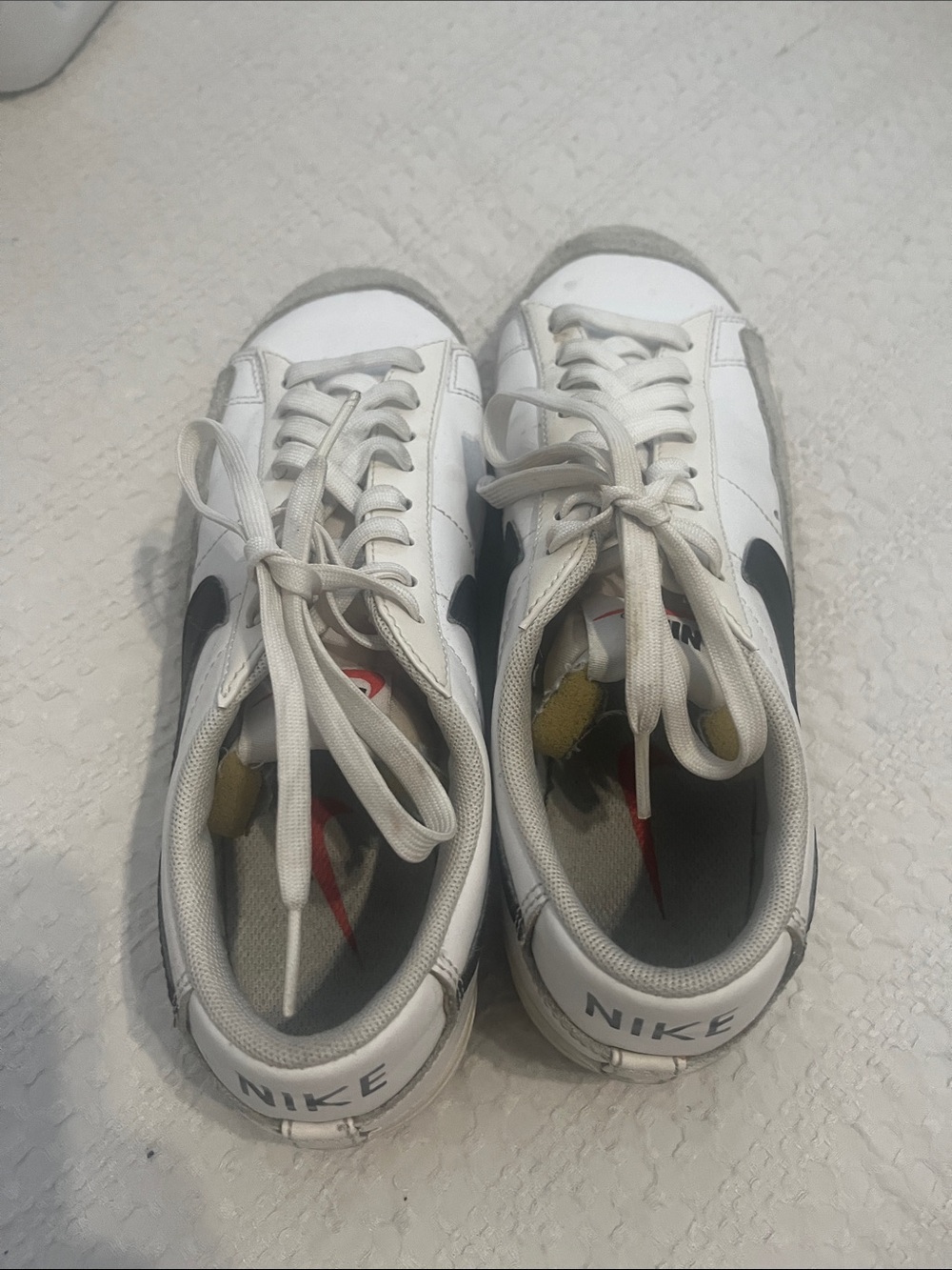 Nike White & Black Low-Top Sneakers